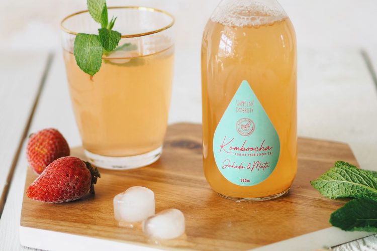 Kombucha jahoda a máta ve skleničce jahody letní drink osvěžení probiotika probiotický nápoj perlivý