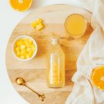 Kombucha mango maca na prkénku dřevěném kedokare drink probiotika pomoc v tréninkovém režimu