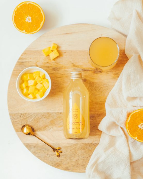 Kombucha mango maca na prkénku dřevěném kedokare drink probiotika pomoc v tréninkovém režimu